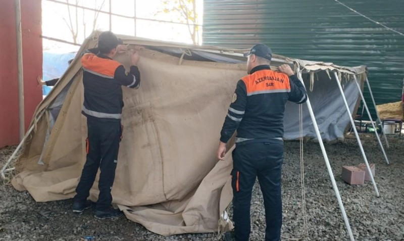 Evi yararsız vəziyyətə düşən ailəyə çadır qurdular