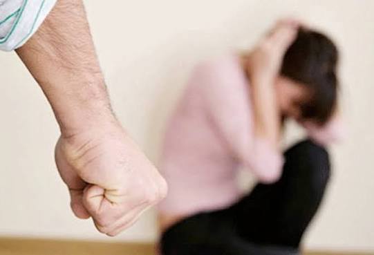 Sərxoş kişi arvadını odun parçası ilə döydü