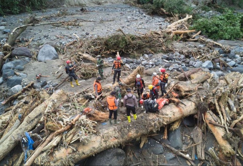 İndoneziyada sel və torpaq sürüşmələri nəticəsində ölənlərin sayı min nəfərə çatıb