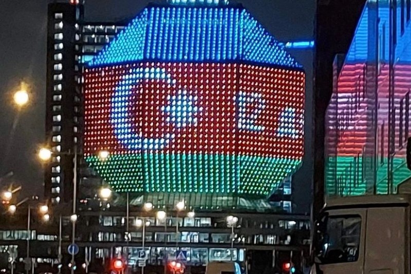 Belarusun Milli Kitabxanası Azərbaycan bayrağının rənglərinə boyanıb