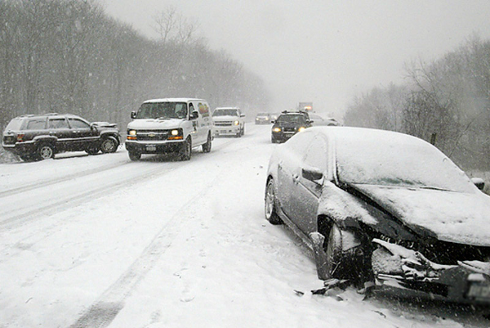 Qobustanda yollar buz bağladı: zəncirvari qəza oldu
