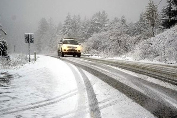Bu avtomobil yolunun bəzi hissələrində buzlaşma yaranıb