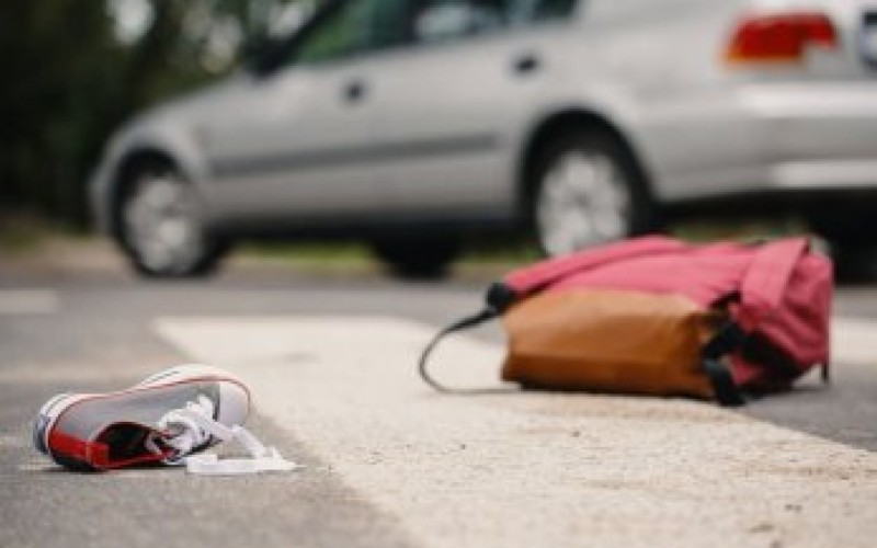 14 yaşlı qızı avtomobil vurdu