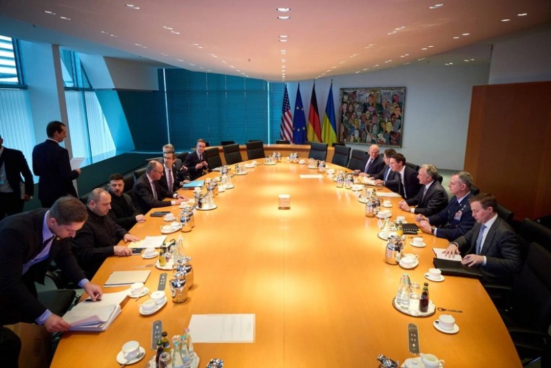 Merz üçtərəfli görüşü yarımçıq tərk edib - YENİLƏNİB