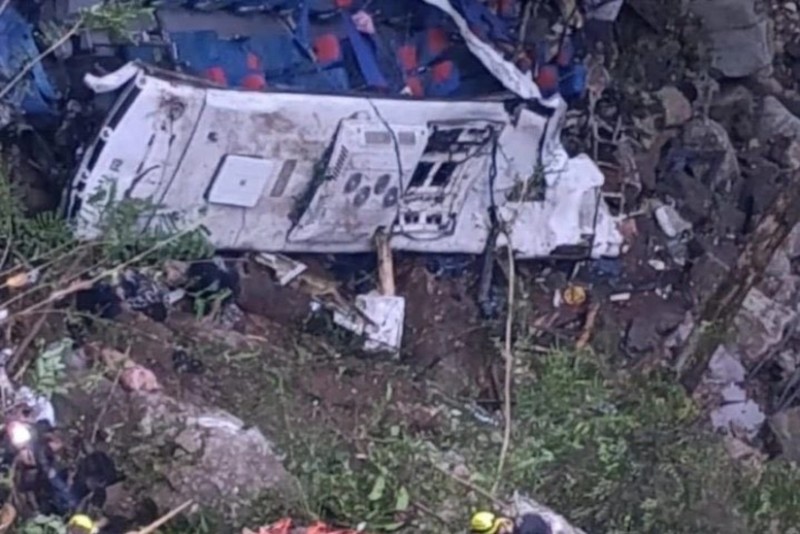 Bu ölkədə məktəb avtobusu aşdı - 16 nəfər öldü