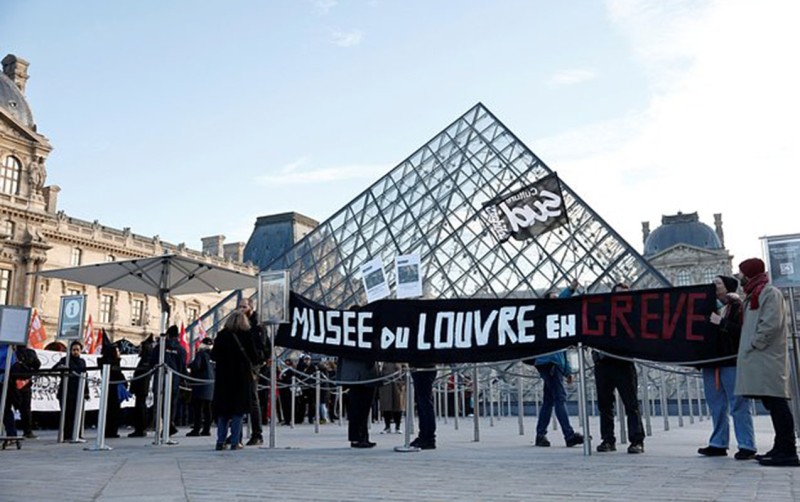 Luvr ziyarətçilər üçün BAĞLANDI