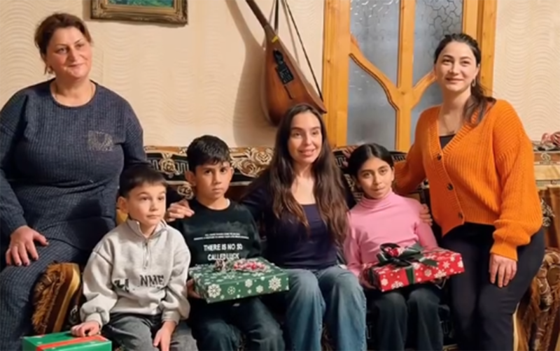 Leyla Əliyeva şamaxılı ailənin qonağı oldu, aşıq musiqisi dinlədi - VİDEO
