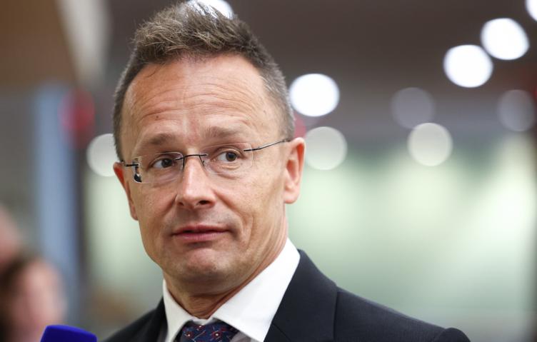 Siyarto Sibiqanı tənqid etdi