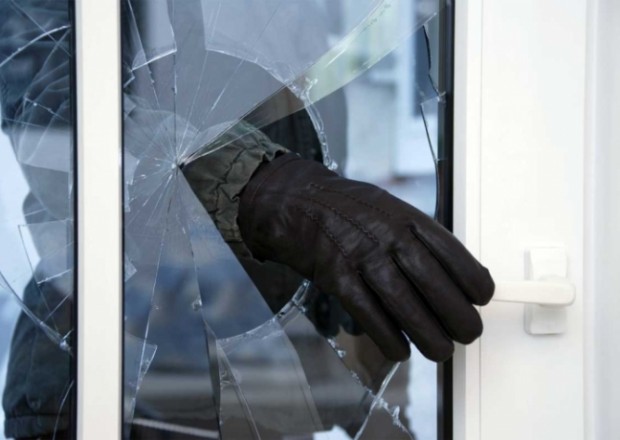 Məşhur mağazadan külli miqdarda pul oğurlandı