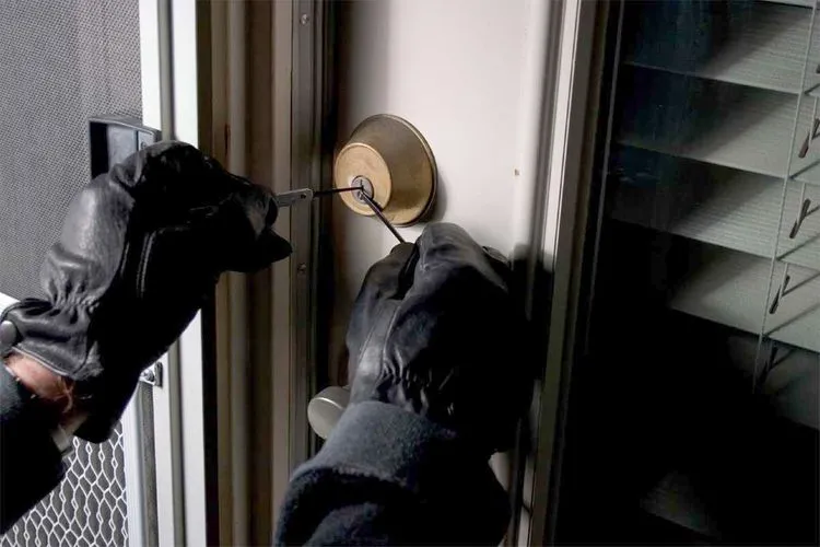 Evdən 12 min manatlıq oğurluq olub