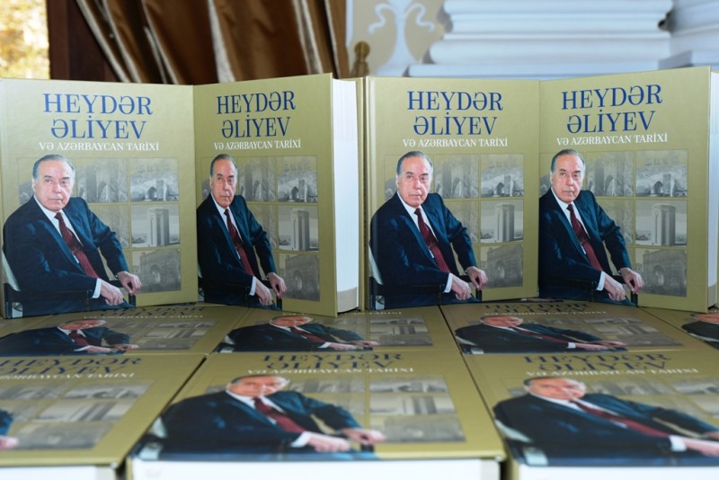 Paytaxt məktəblilərinin müəllifi olduğu növbəti kitabın təqdimatı olub - FOTO