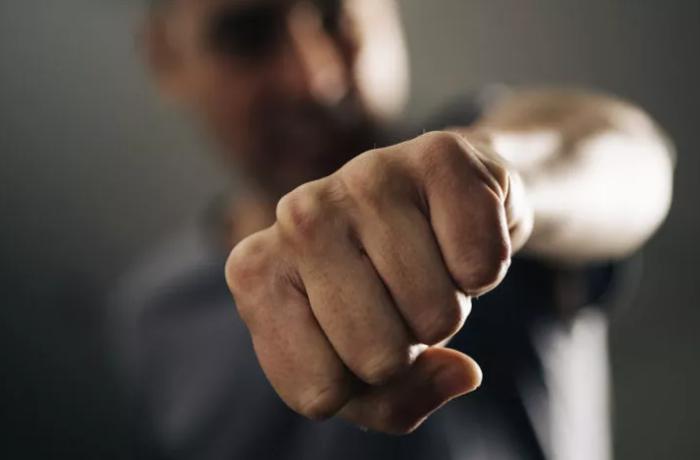 67 yaşlı kişi qızını döyən kürəkənini belə cəzalandırdı