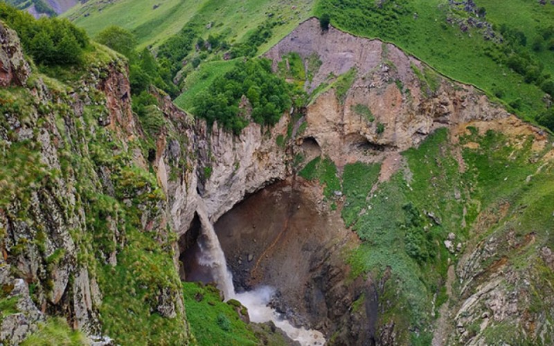 Qayadan yıxılan kişi öldü