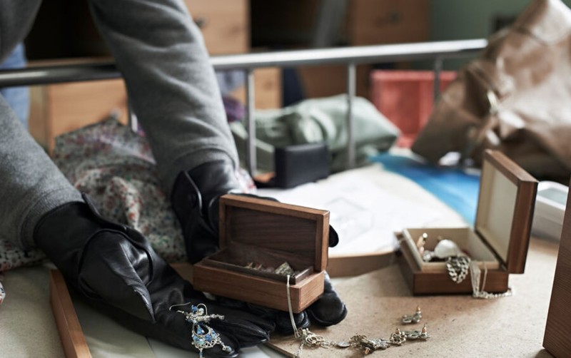 Bu dəfə üzüyü oğurlandı