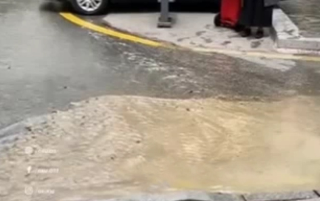 Bakının mərkəzində boru partladı: bu küçəni SU BASDI - FOTO