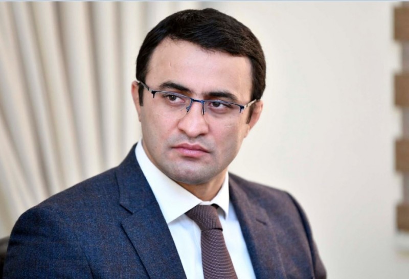 Fərid Mansurov maşını əks istiqamətdə saxladı - FOTO - VİDEO