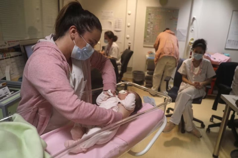 Bu ölkədə analıq və atalıq məzuniyyətinin müddəti uzadıldı