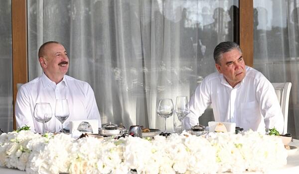 Berdiməhəmmədov İlham Əliyevi TƏBRİK ETDİ