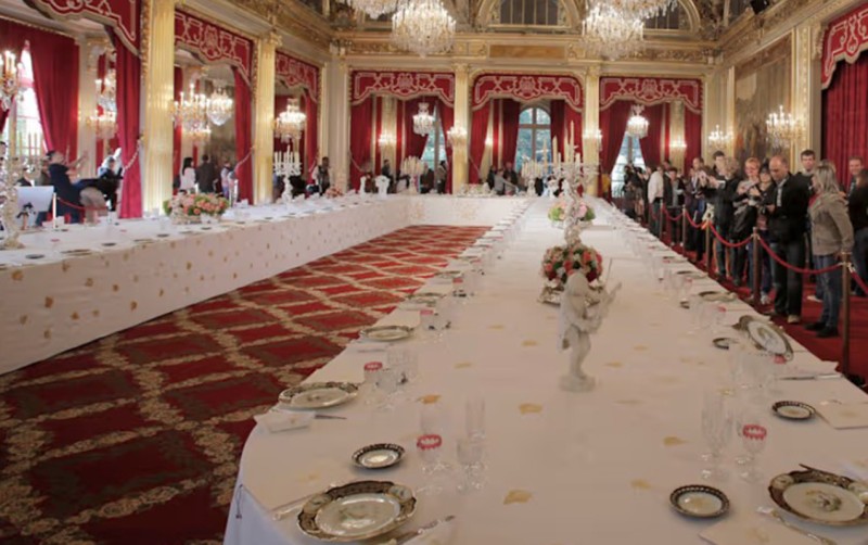 Makronun sarayında minlərlə avroluq qarət - Oğurlayıb hərraca çıxardılar