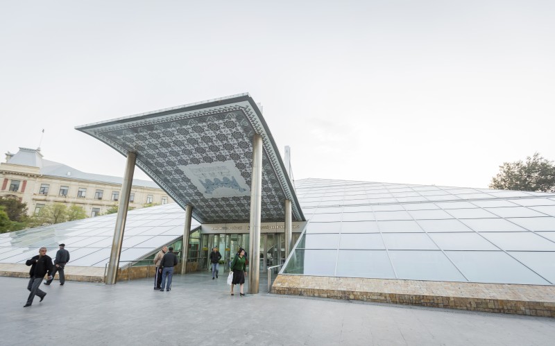 İçərişəhər metro stansiyasında dönmə kamerasının inşasına start verilib