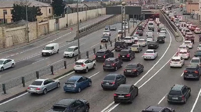 Bakı yeni həftəyə tıxaclarla başladı - SİYAHI