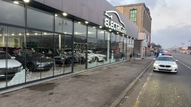 Bakıda avtosalonun qarşısındakı səki avtomobillərdən təmizləndi