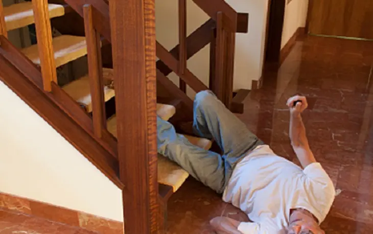 Yaşlı kişi pilləkəndən yıxılaraq öldü