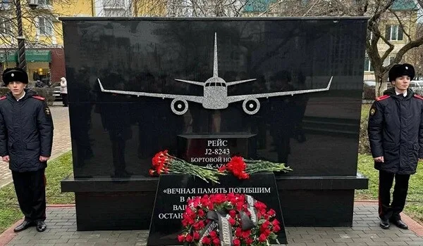 AZAL təyyarəsində həlak olanların xatirəsinə plitə ucaldıldı