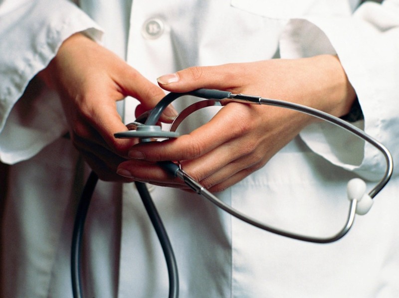 10 aylıq körpəyə görə həkimə töhmət verildi - RƏSMİ