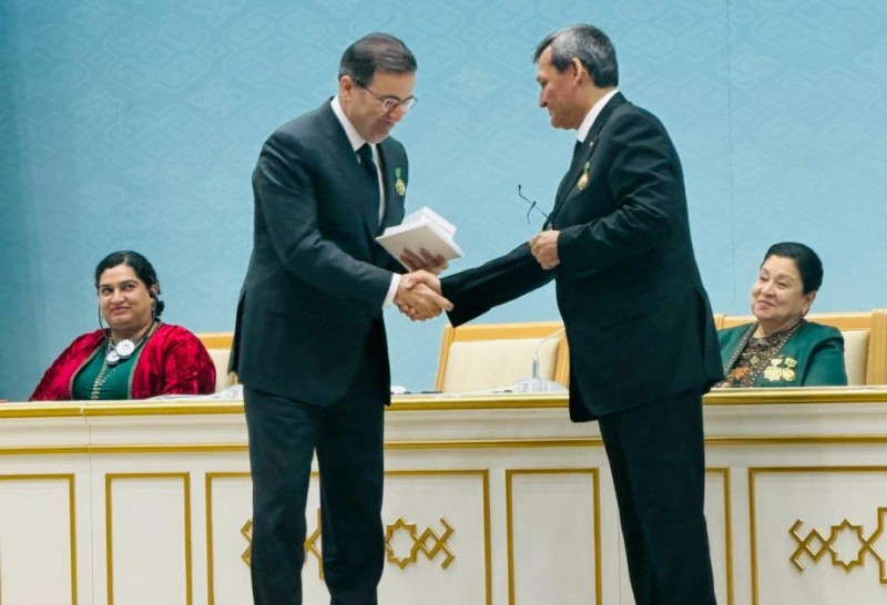 Berdiməhəmmədov Azərbaycan səfirini təltif etdi - FOTO