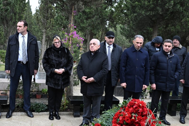 Əli Əsədov AZAL təyyarəsinin həlak olan ekipaj üzvlərinin məzarlarını ziyarət etdi