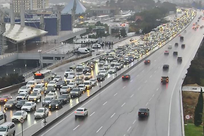 Bakının tıxaclı yolları - SİYAHI