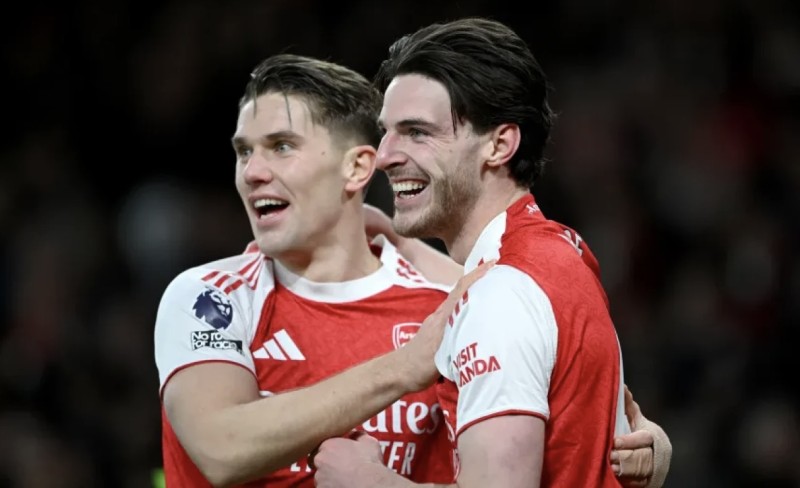 Arsenal liderliyi əldən vermədi