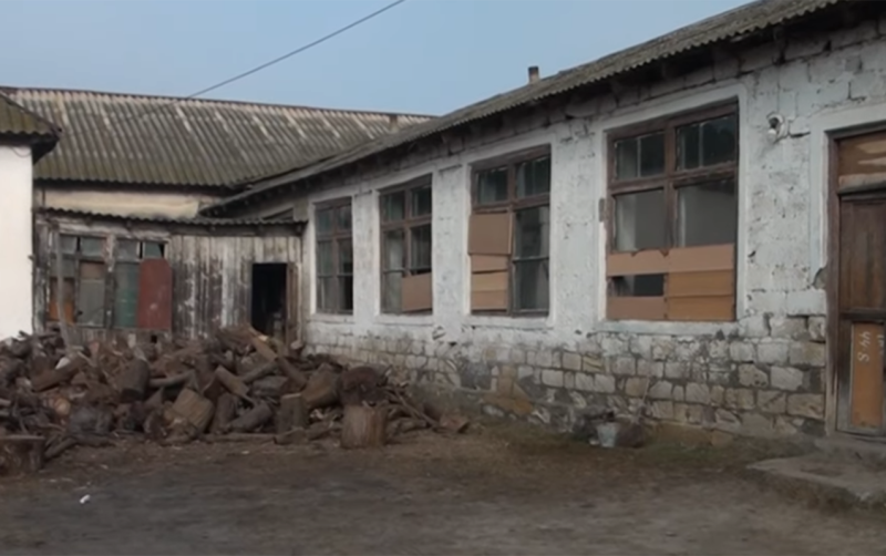 “Məktəbin pəncərəsində şüşə yoxdur, kartonla örtülüb” - Video