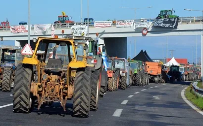 Yunanıstanda fermerlər yenidən yolları bağlayıblar