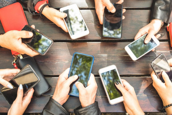 1 ədəddən artıq gətirilən mobil telefon üçün 100 manat rüsum alınacaq