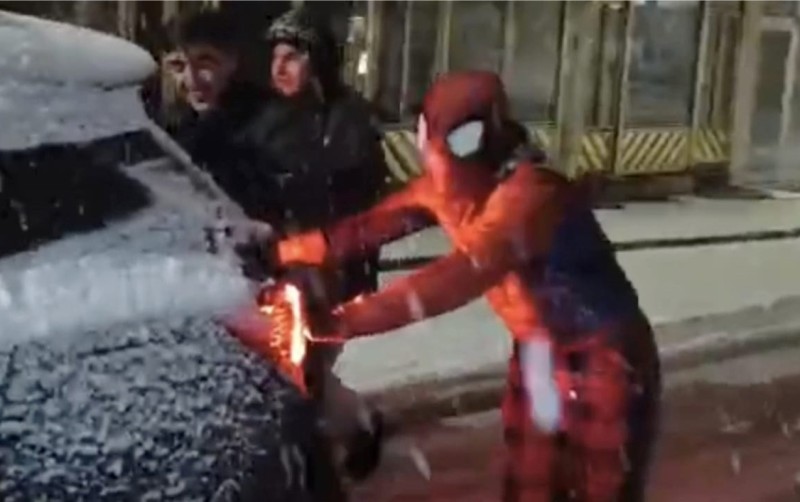 “Hörümçək-adam” yolda qalanlara belə kömək etdi - VİDEO