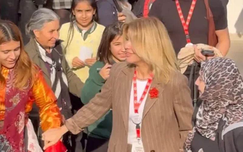 Hicablı qadının əlini tutmaması gündəm oldu - VİDEO