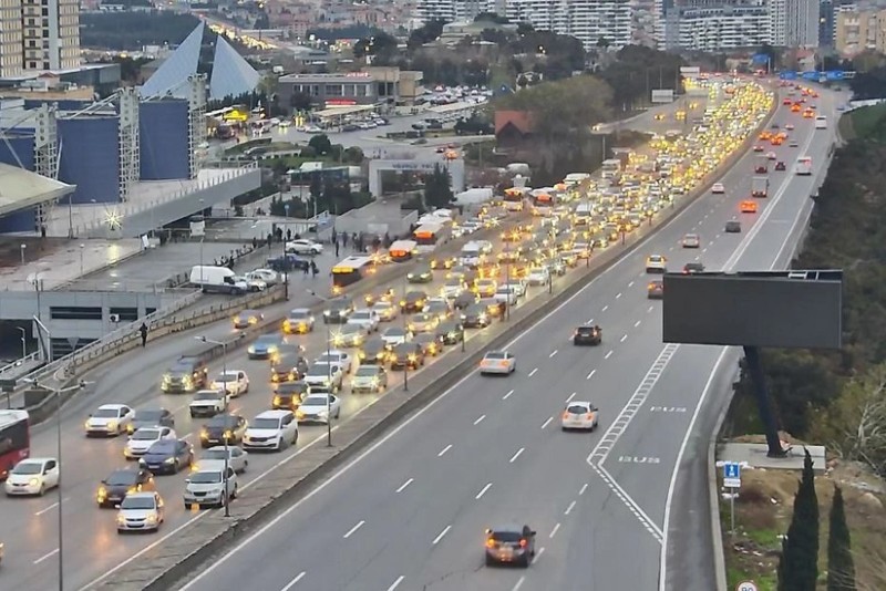 Bakının tıxaclı yolları - SİYAHI
