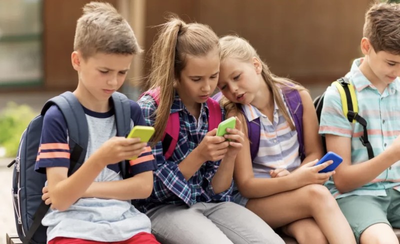 Fransada 15 yaşdan kiçiklər üçün sosial şəbəkə qadağan olunacaq