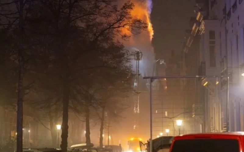 Amsterdamda Yeni il gecəsi 150 illik kilsə binası yanaraq məhv oldu