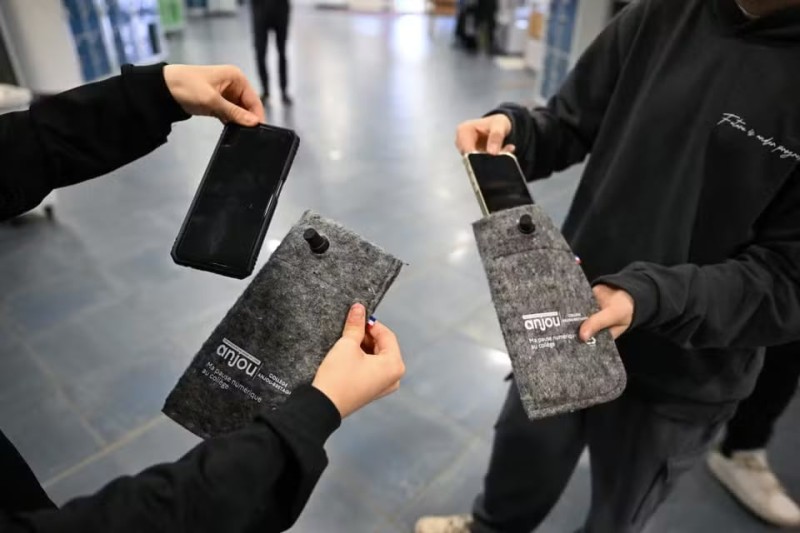 Bu ölkədə orta məktəblərdə mobil telefonlar qadağan edilir