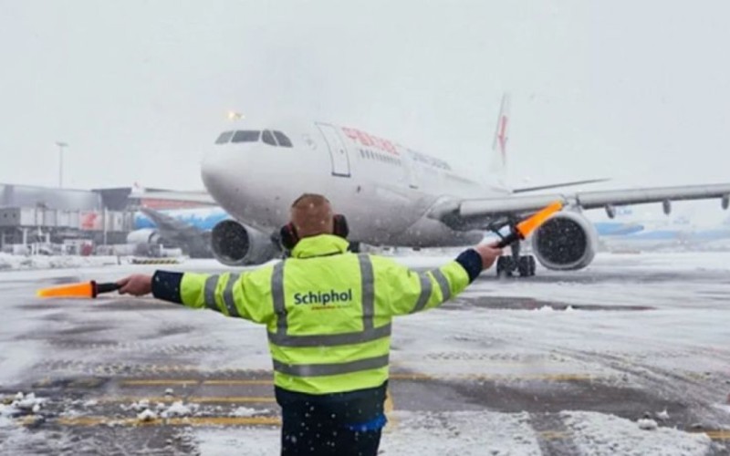 Niderlandın ən böyük hava limanında yüzlərlə reys ləğv olundu