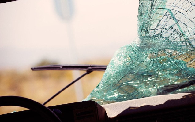 Salyanda avtomobil maneəyə çırpıldı - Xəsarət alanlar var