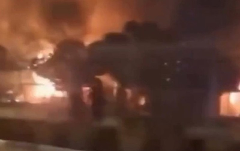 Etirazçılar İran televiziyasının binasını YANDIRDILAR - VİDEO