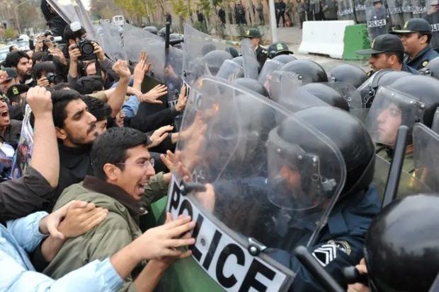 İranda ideoloji boşluq: 80 bölgədə etiraz, bir mərkəz yox