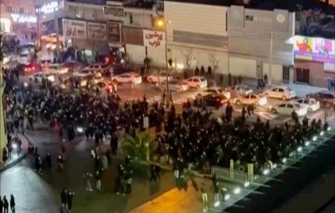 İran hakimiyyəti tərəfdarlarını meydanlara çağırdı