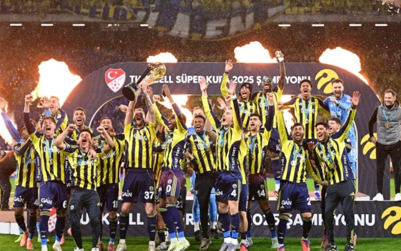 “Fənərbağça” futbolçularına 1,5 milyon avro mükafat verdi