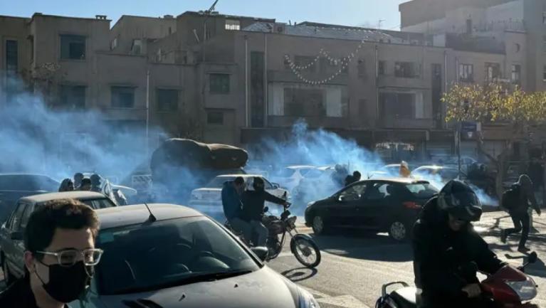 Rejim Tehranda etirazçılara belə atəş açdı - VİDEO