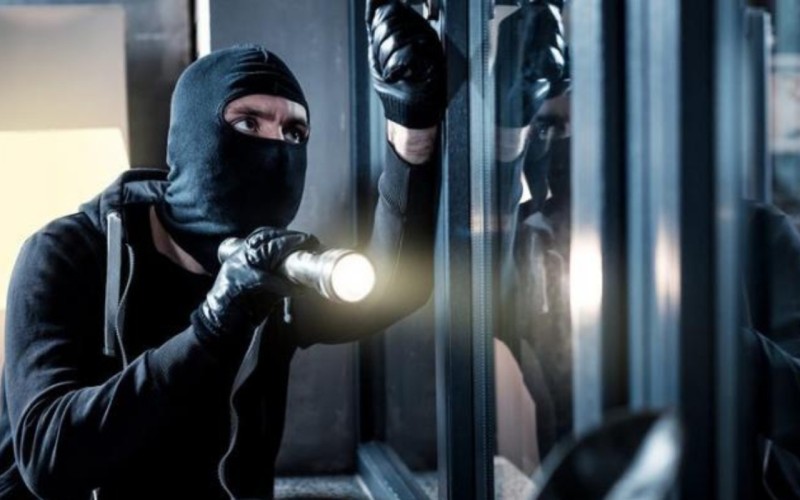 Yasamalda evdən və avtomobildən oğurluq edənlər saxlanıldı